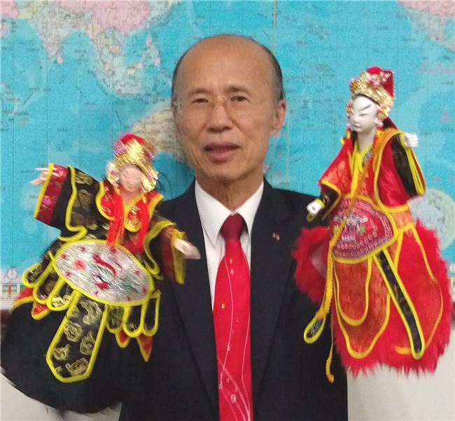 呂慶龍在駐法期間的工作就是不斷用布袋戲行銷臺灣。