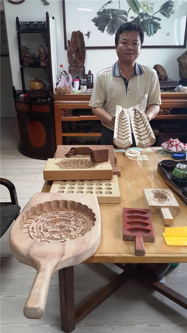臺灣最專注糕餅木造模具生產的鄭永斌, 解說各式模具的使用