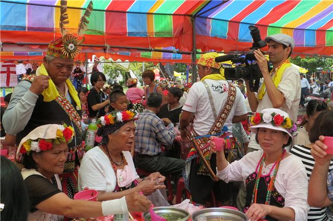 拍攝《那魯灣Naluwan》時，尚若白不只記錄原住民歌手桑布伊、雲力思、胡德夫的音樂成就，更側記大時代中原住民族的生命故事。