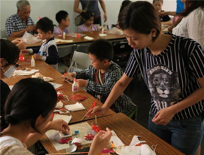 姊姊宛瑩負責舉辦各類工作坊，因為紙紮包含了相當多的技藝，因此工作坊從傳統花燈到紙紮馬種類相當豐富。(新興紙糊店提供)
