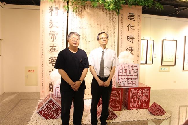 黃嘗銘老師(左)與尹彙武館長(右)展場合影