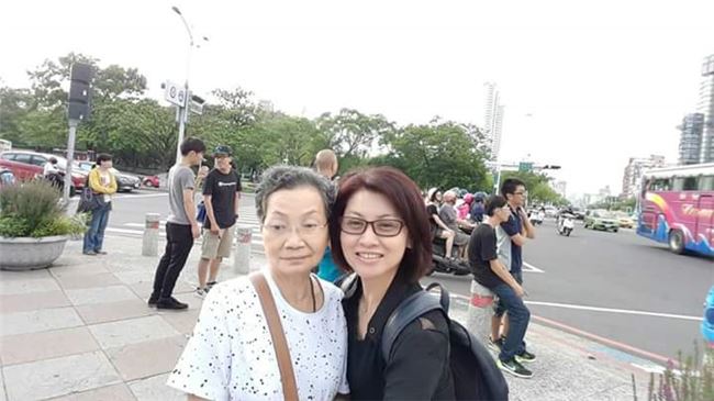 石惠君與母親金寶感情至深，常常帶著年邁已高的母親出遊。