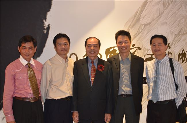(左起)錫藝家庭老二陳烱裕、老大陳烱隆、父親陳萬能、老三陳志揚、老四陳志昇。