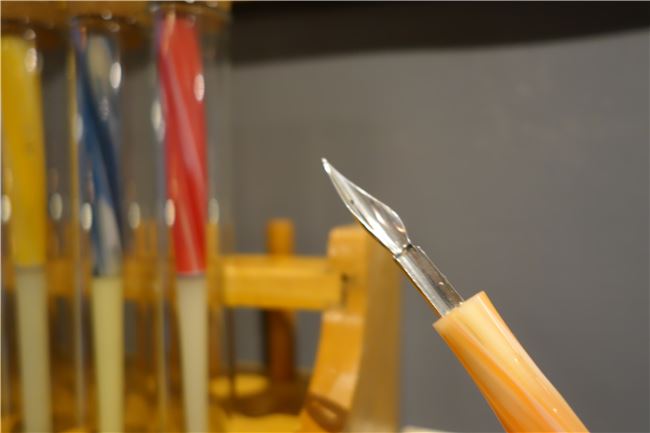 沾水筆是鋼筆的前身，圖中為過去常見的賽璐珞迷幻七彩沾水筆。