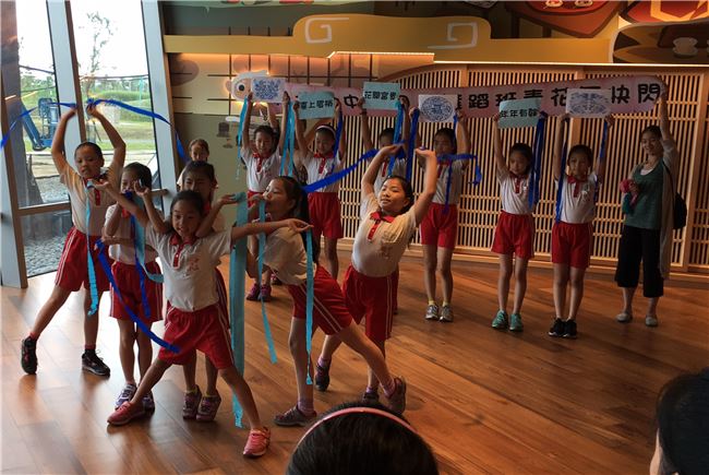 國小組優勝的新北市立鶯歌國小劉美玲老師，結合視覺與表演藝術，設計「舞青花」課程，帶領學生將瓷器上的流線圖案，幻化為藍色彩帶舞，以舞蹈的方式呈現文物之美！