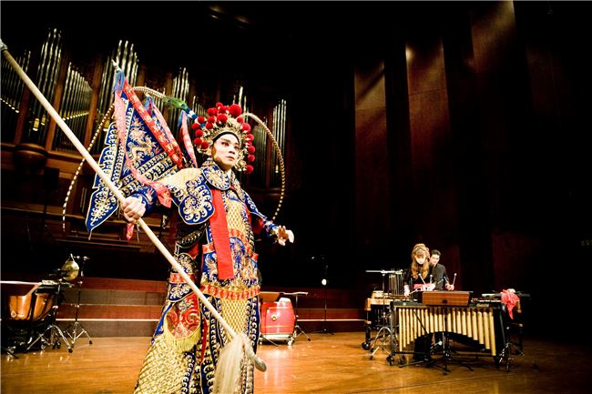朱團《披京展擊》首度將打擊樂與京劇結合。