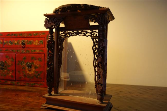 問起吳建緯上百件收藏中他覺得最有意義呢，他端出爺爺的神龕，乘載了家族過去的歷史。