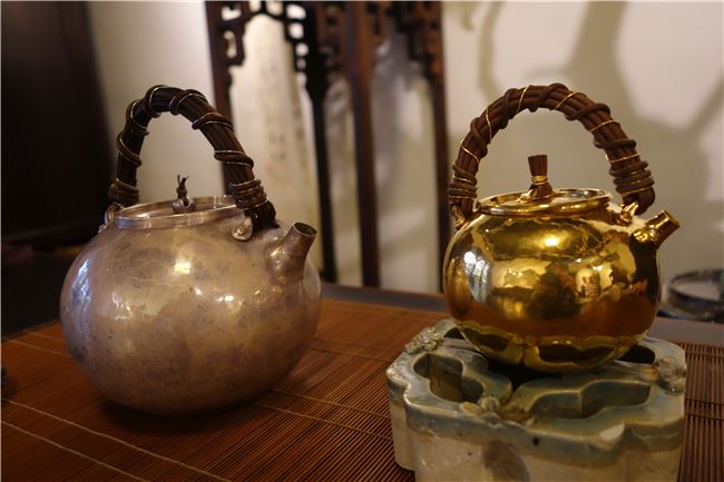 老師用兩個日本工藝師手工打製的茶壺解釋清雅與艷麗的美感差異，右邊小壺雖是全金，然而簡單的造型卻不會讓人有俗艷之感，有道「崖山之後無華夏，明亡之後無中國」清朝的張揚華麗與古代文人的美學是截然不同的。
