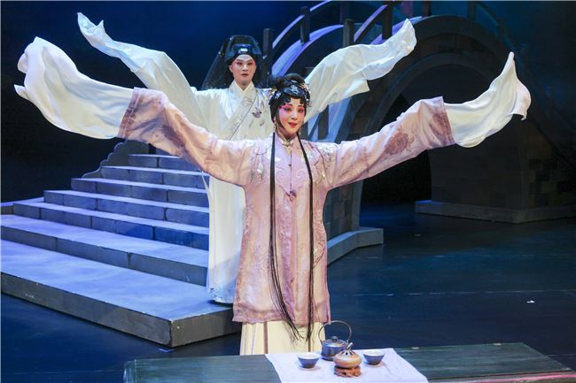 崑曲《春江花月夜》遵循古漢語與傳統曲牌，再加上當代劇場美學，樹立了新世代的崑曲標準。