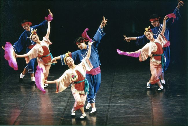 2001年臺北民族舞團的《慶神醮-車鼓》將傳統融入舞作。