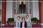 Sun Yat-sen’s granddaughter-in-law Lin Lun-ke and her son, Sun’s great-grandson Sun Guo-sheng and great-granddaughter-in-law Chen Li-ling paid tribute to the statue of Sun Yat-sen.