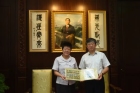 The Curator of Guangdong Museum of Revolutionary History, Yang Qi, led a group of visitors to the Hall.