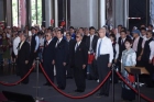Former President Ma Ying-jiu, KMT Chairman Wu Dun-yi, former KMT Vice Chairman Hong Xiu-zhu, New Party National Committee Chairman Yu Mu-ying, former Premier Hao Bo-cun, and former TECRO Representative Shen Lu-xun led a team of 100 members to pay a floral tribute to the Dr. Sun Yat-sen statue at the “Love National Flag, Love Country” event held by the Song Tao Group.