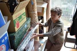 圖2 在岩佐夫人的帶領下，本館研究人員前往探視存放於岩佐先生家中的大洋洲文物標本。