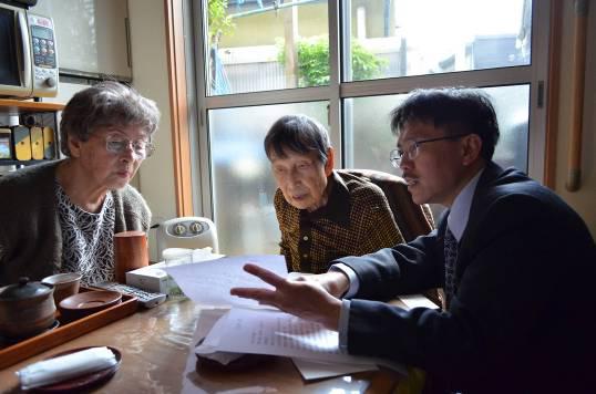 圖3 經由台北文化中心薛銀樹秘書的翻譯，岩佐嘉親先生正仔細地閱讀文化部龍應台部長的致謝函。