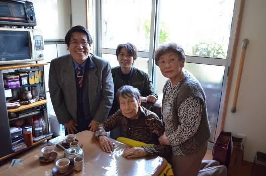 圖5 史前館的兩位研究人員與岩佐嘉親夫婦合影留念。