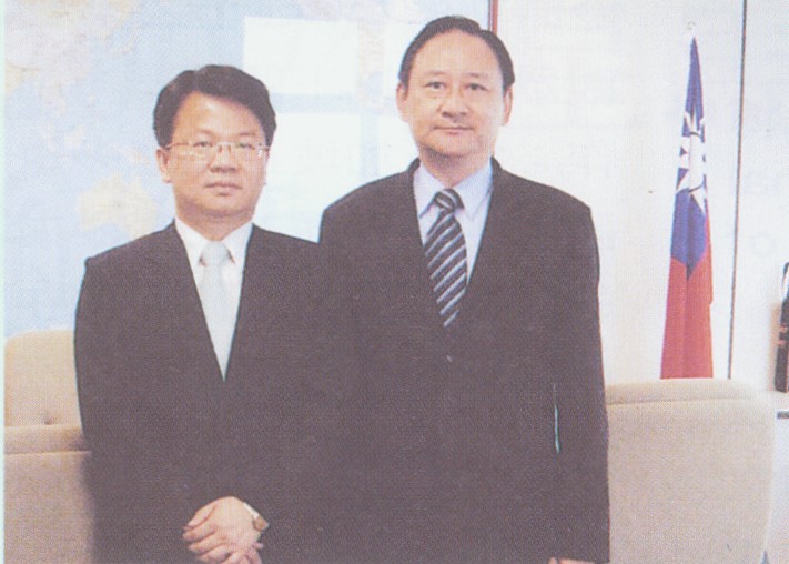 2007.9.22 鄭館長拜會我國駐新加坡台北代表處，與郭時代表合影