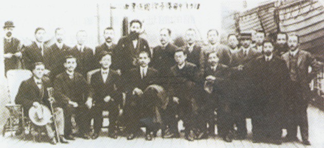 1911年12月21日，孫中山從海外經香港回國時攝於船上