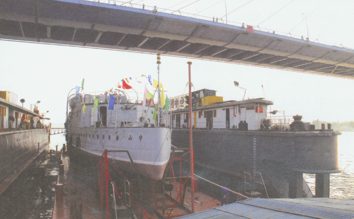 中山艦在浮船塢的拖載下通過白沙洲長江大橋[放大圖片檢視]
