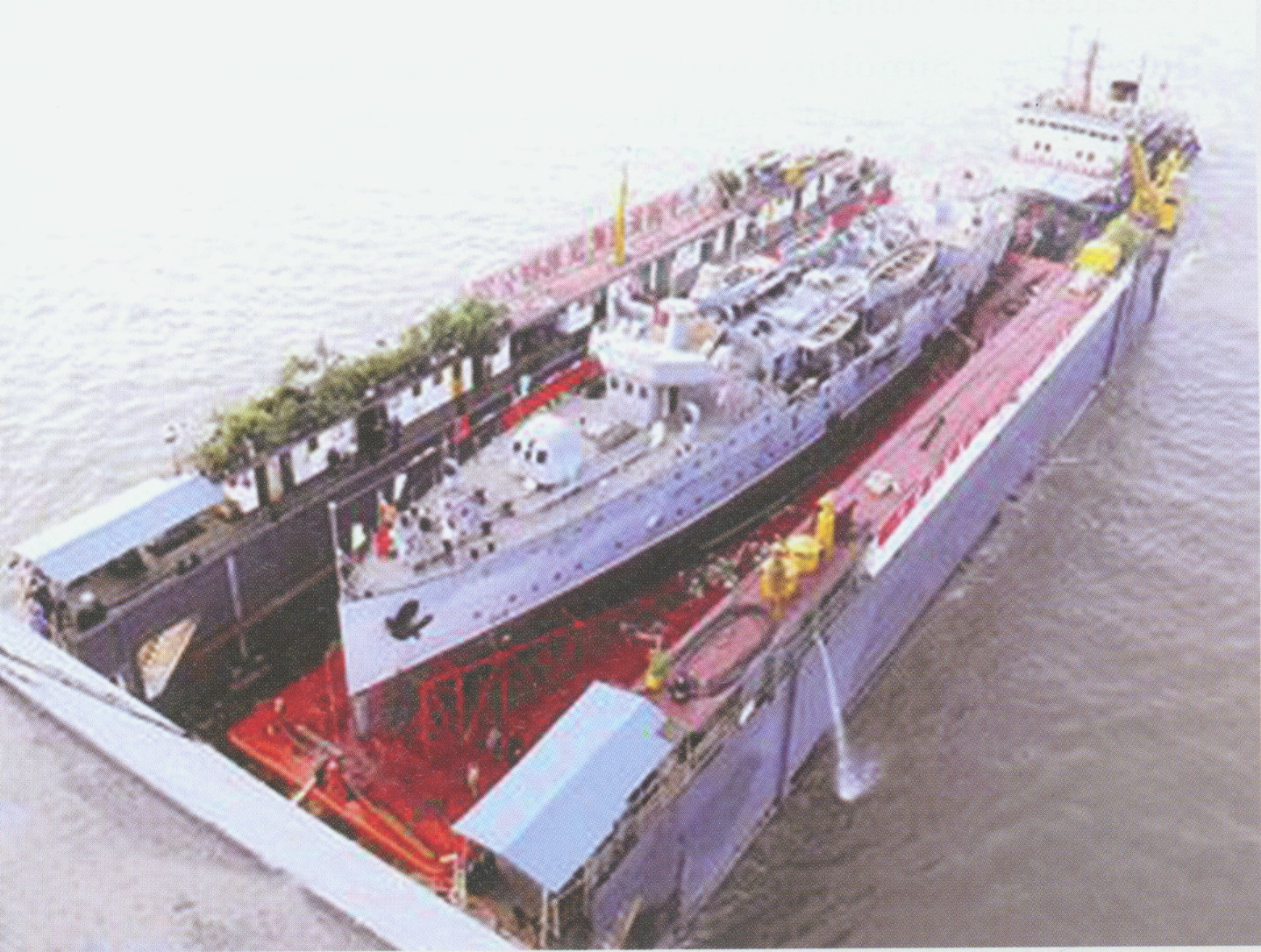 中山艦在浮船塢的拖載下在長江江前執行[放大圖片檢視]