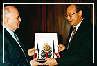 Memorial hall director Mr. Kao Zhong-yun presented the former Russian president Gorbachev with souvenir.