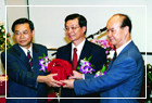 Memorial hall curator Mr. Tseng Jiang-yuan and memorial hall curator Chang Ruei-bin at the handover ceremonies, at which curator Tseng handed the memorial hall seal to curator Chang.