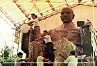 The production of the outer mold for Dr. Sun Yat Sen’s statue.
