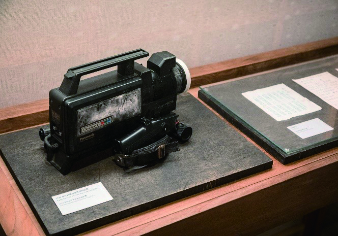 李哲洋採錄時所使用的攝影機( 左)，及徐松榮採集時所記錄的田野日誌與記載歌詞的手稿( 右)。.jpg
