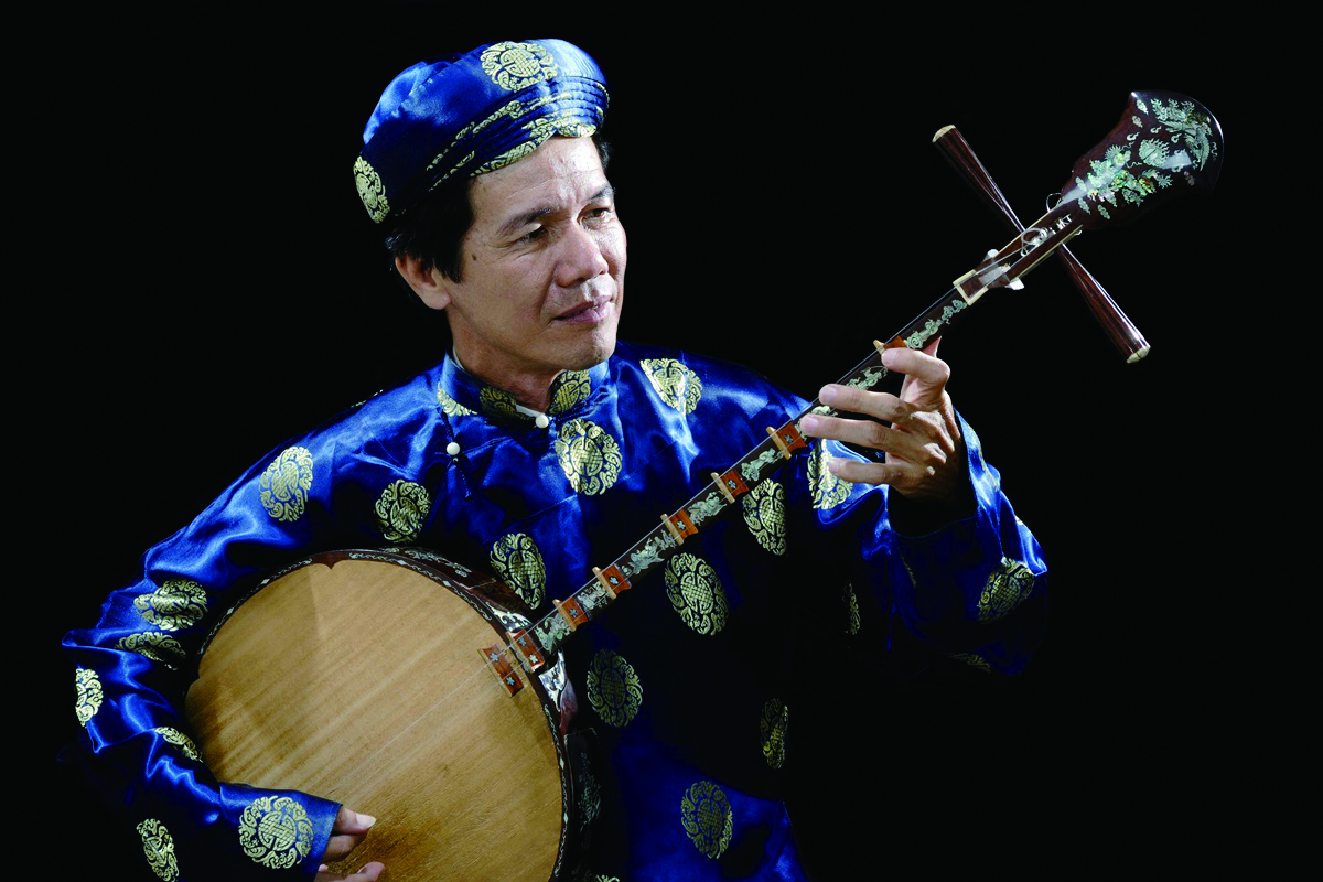 越南月琴演奏家黃凱與臺灣國樂團共奏，展開跨文化的音樂對話。.jpg