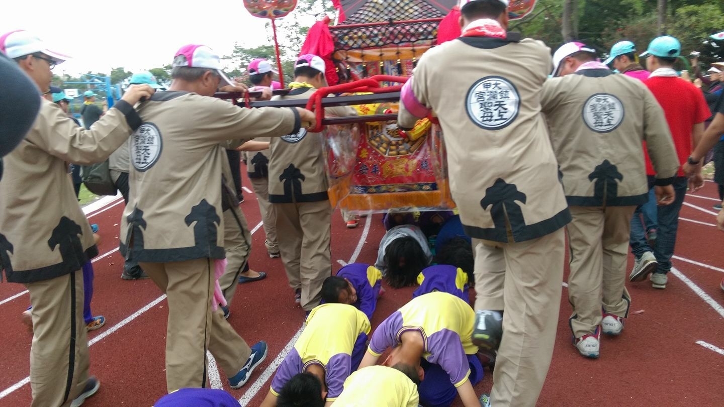 大甲媽祖所經之處，民眾俯跪在地，讓媽祖神轎穿越，稱為「倰轎腳」，民眾相信具有消災除 厄的功能。.jpg