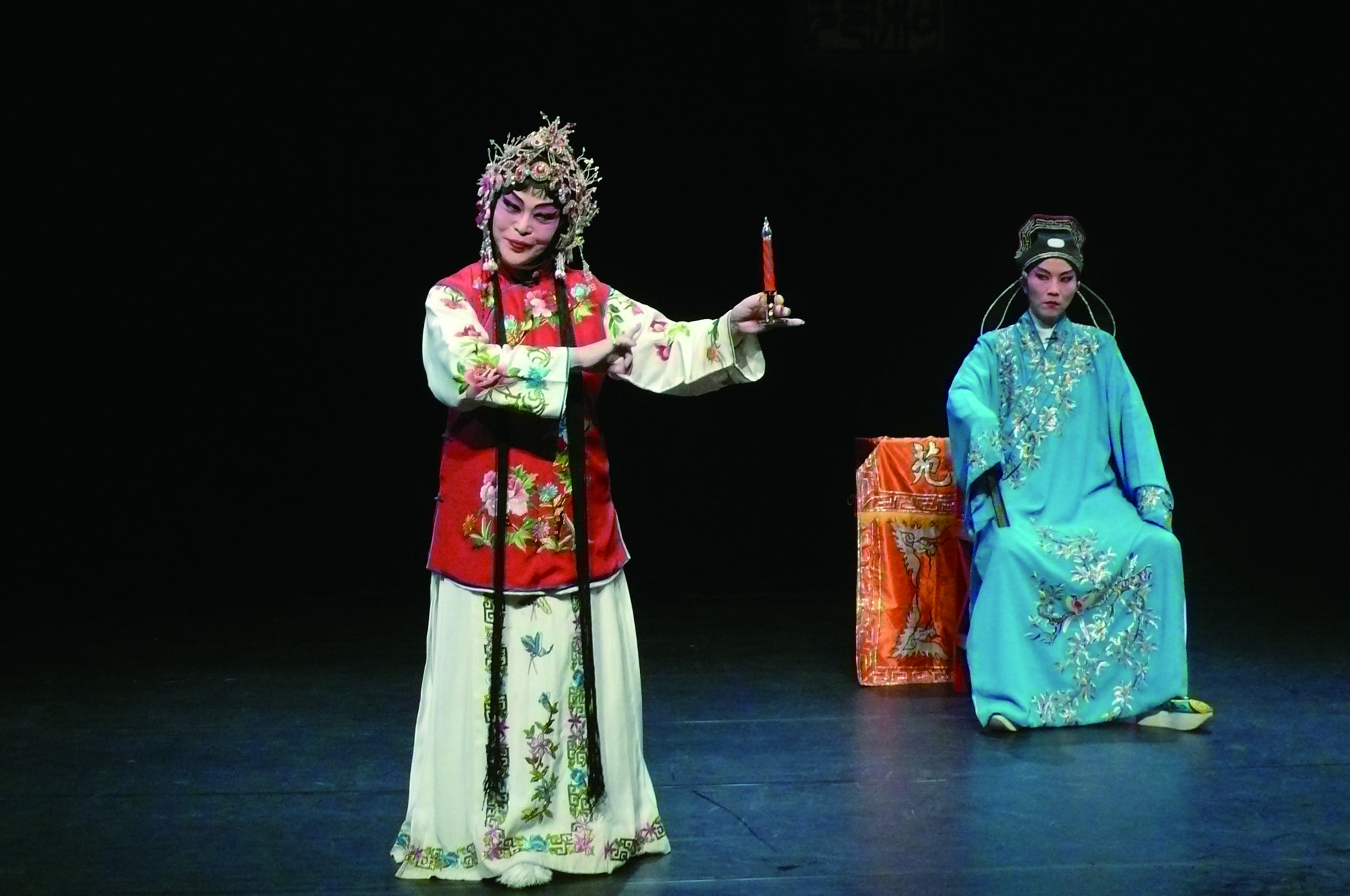 圖2飾演旦角的林吳素霞（左）與飾演小生的張春玲。.jpg