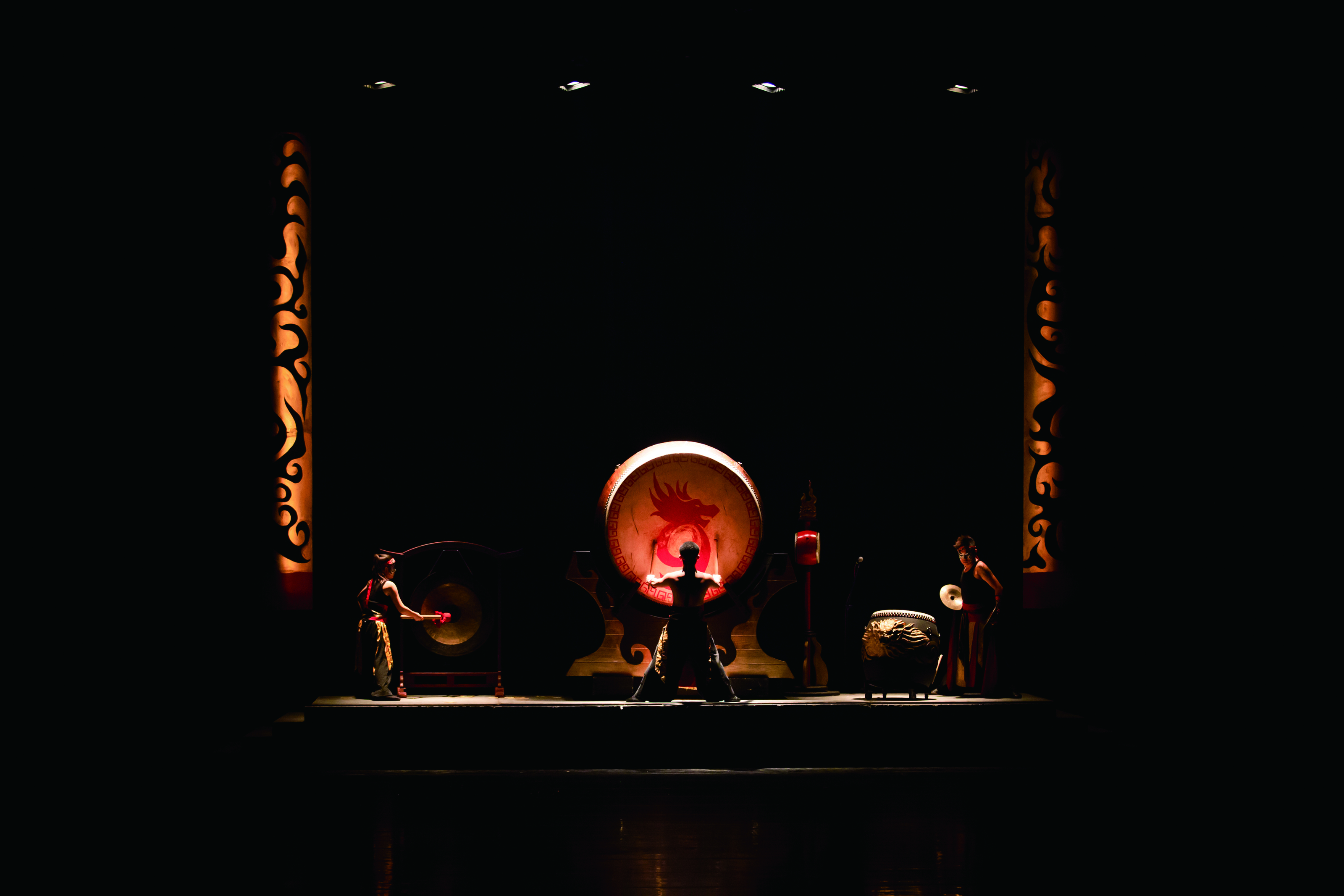 圖5當代劇場的燈光、影像科技，將九天民俗技藝團的傳統陣頭精彩呈現。.jpg