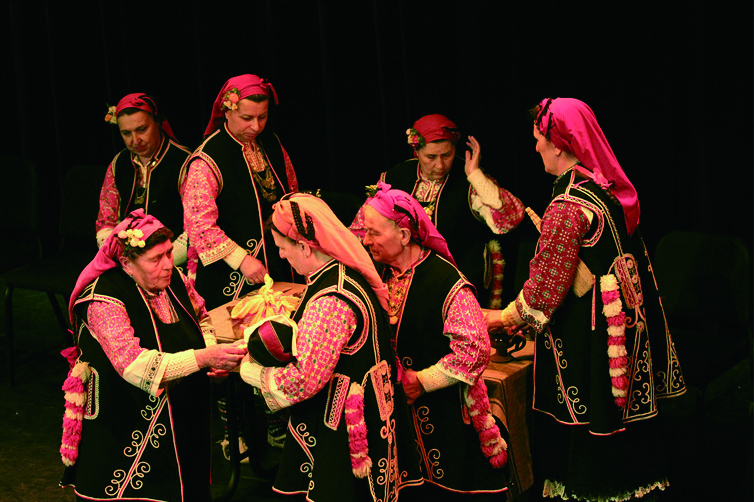 圖2面臨艱鉅傳承議題的保加利亞古老且獨特的比斯萃薩(Bistritsa) 女性複音歌謠及Horo 舞蹈，將原汁原味首度來臺展現。.jpg