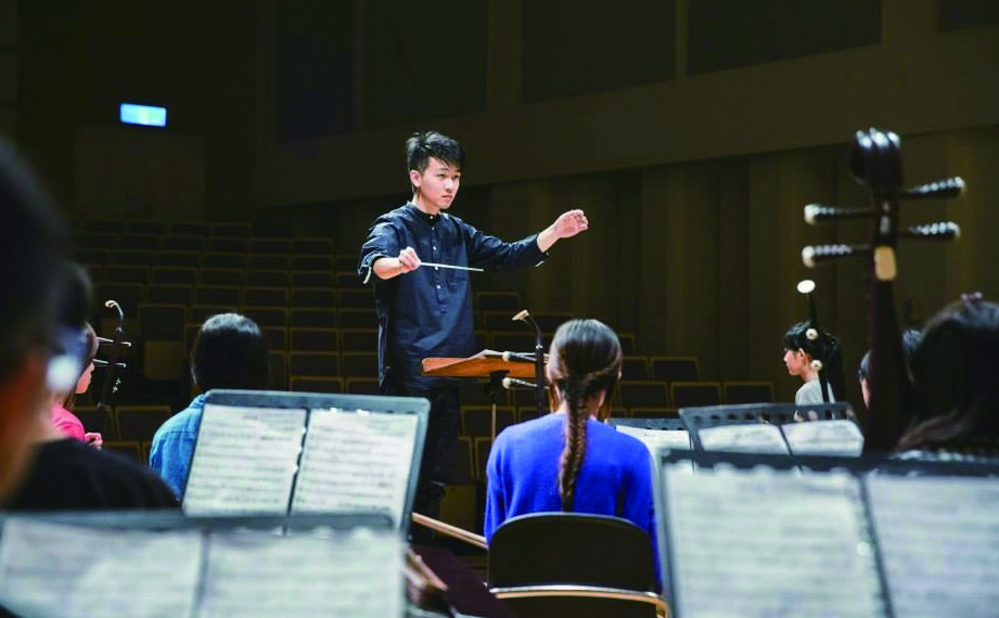 黃蔚傑為同學畢業音樂會擔任指揮，汲取各類音樂經驗。.jpg