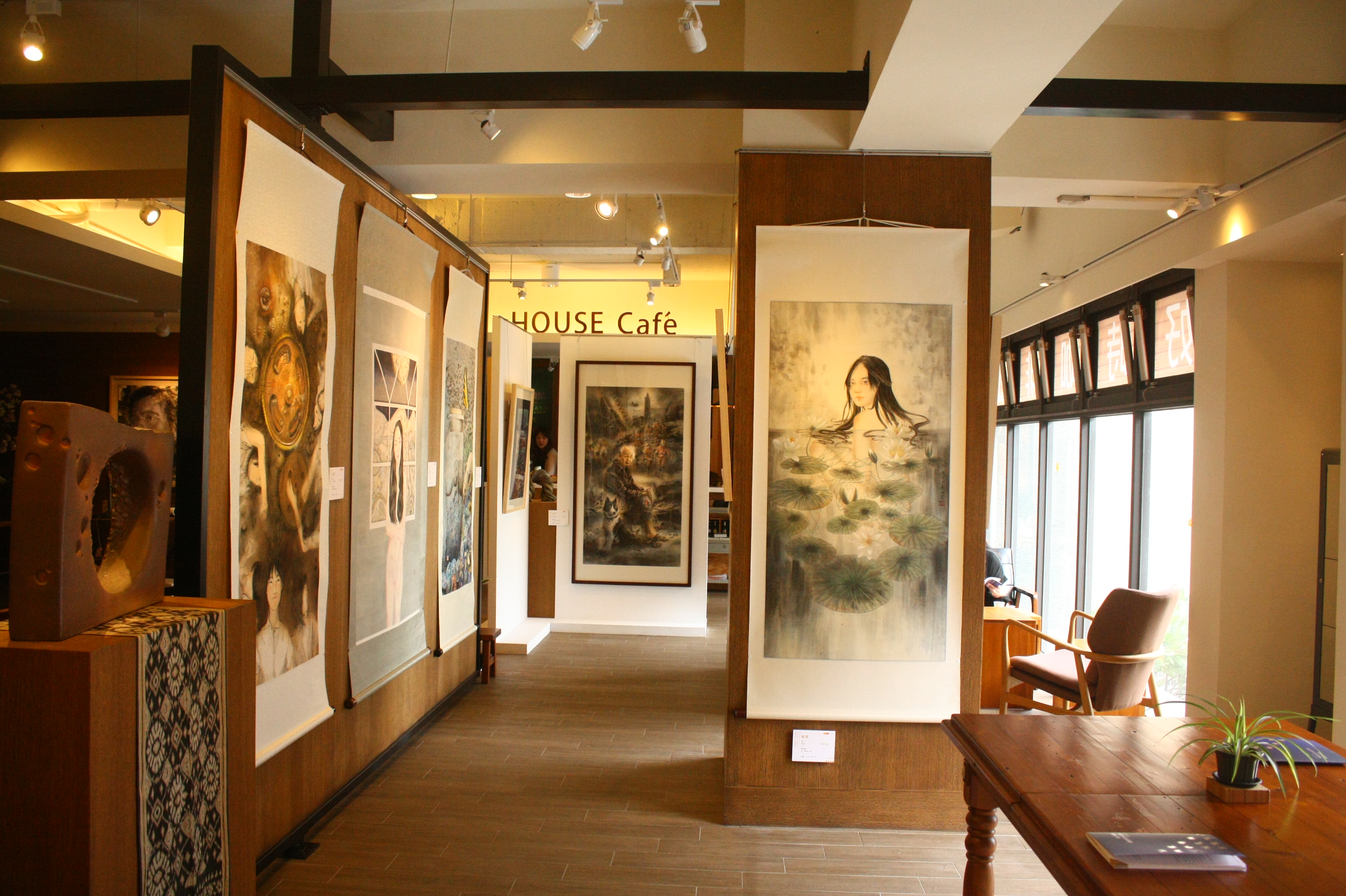 首次於藝廊空間展覽，於新竹藤藝廊展出情形.JPG