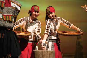 演出的歌手、舞者、演員，都要發揮傳統民族演藝要能載歌載舞的技能。米靈岸《石板屋下的葬禮》劇照「儀式三：生命種子」.jpg