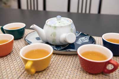 用餐前，溫宇航沏上淡雅飄香的北京茉莉花茶。.jpg