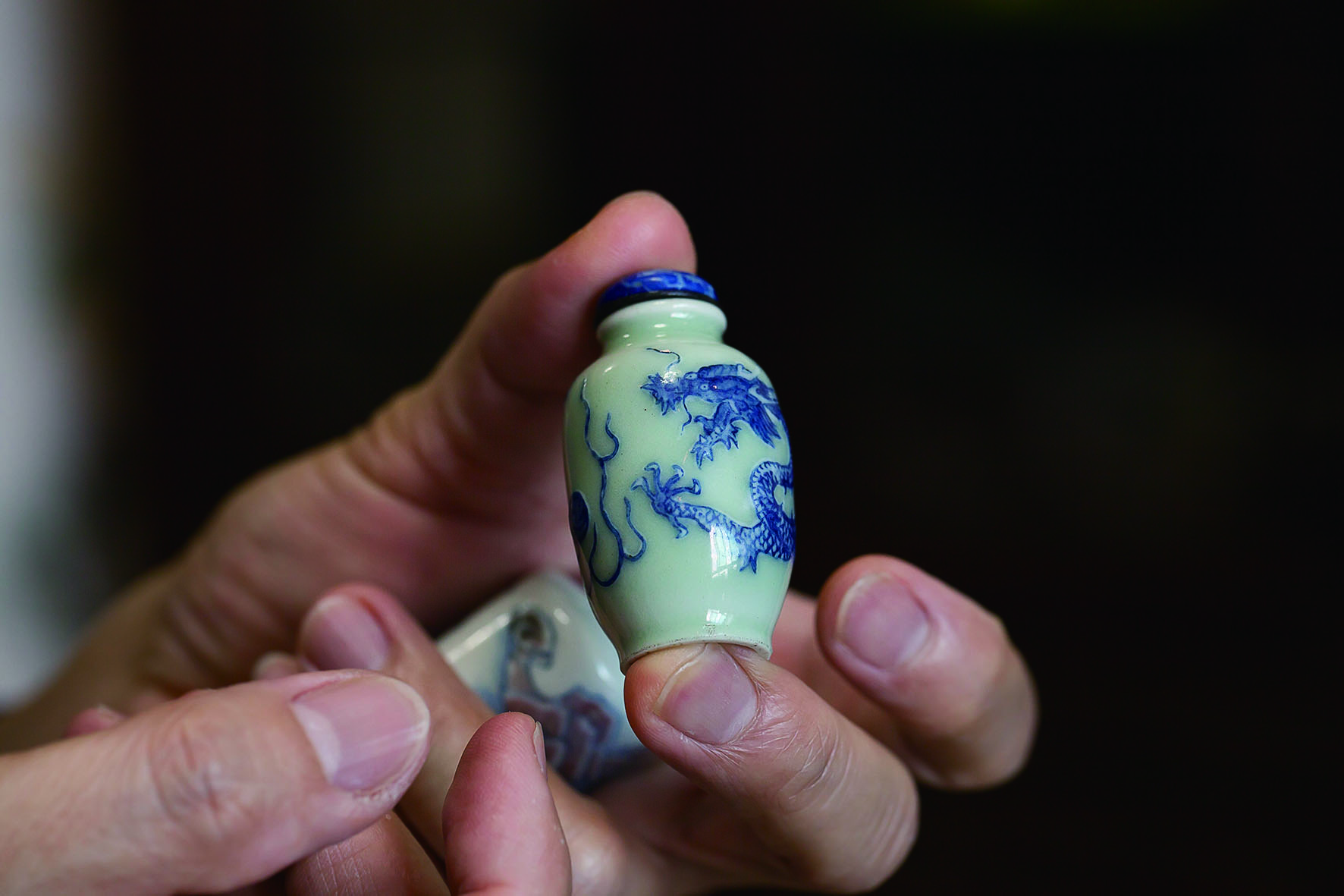 林恩緒收藏的第一只鼻煙壺，豆青釉青花龍紋，於紐約第五大道上購得。.jpg
