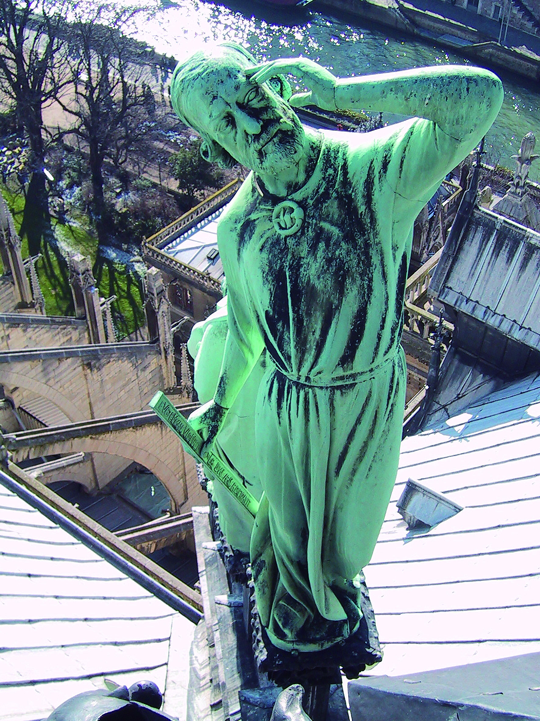 中央尖塔旁的十二使徒及福音使者青銅像，回望上帝的使徒雕像，為十九世紀修復聖母院的建築師Viollet-le-Duc 本尊。（筆者攝於2001 年2 月26日）。.JPG