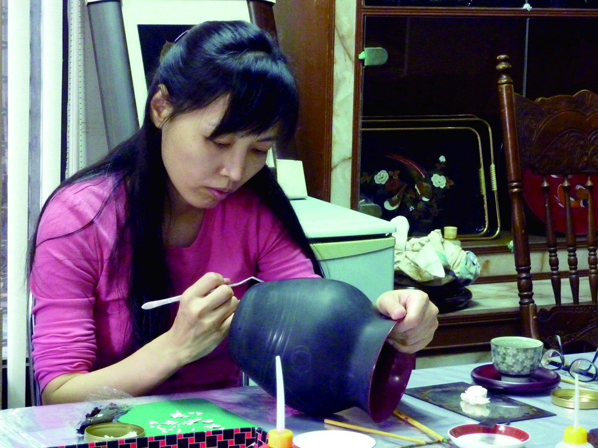 李麗卿在服裝設計科後，轉行到日本寺廟彩繪代工公司工作，其中偶爾接觸到少量漆商品的製作，便希望能更深入了解漆藝的製作方式。.jpg