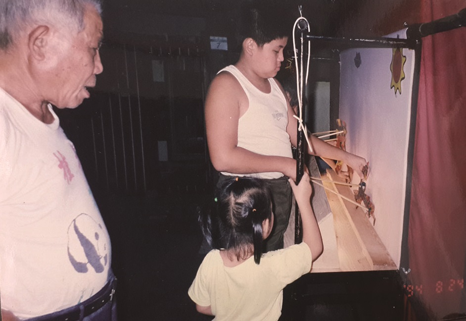 蕭孟通從小就常在父親身邊幫忙，皮影戲操偶就如同是他的玩具一般。.jpg