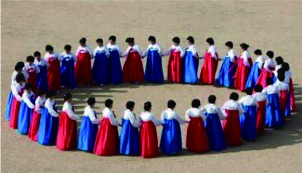 韓國的右水營羌羌水月來振興保存協會(USUYEONG GANGGANSULLAE) 將由20位演員共同演出南韓中秋節專屬於女性的傳統節慶歌舞「羌羌水月來」。.jpg