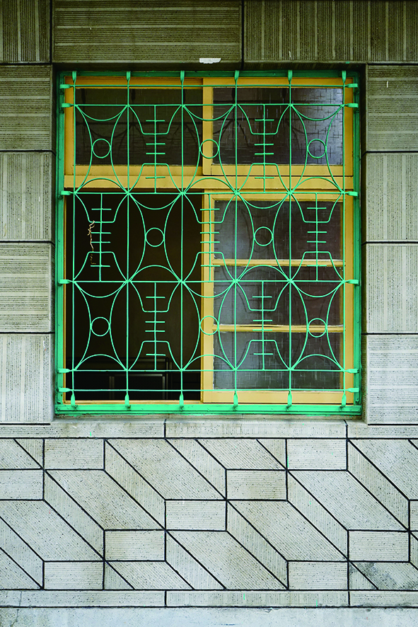 由壽字紋與拋物線所構成的活潑樣貌，展現了鐵花窗的工藝。.jpg