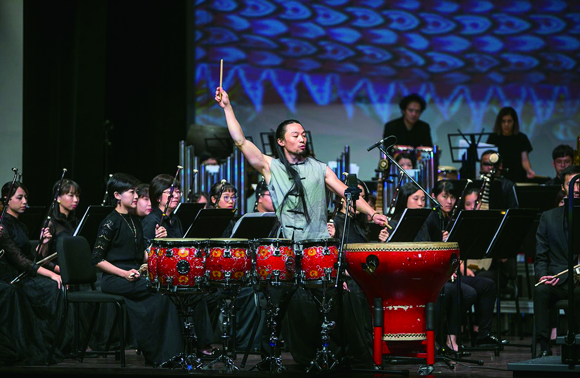 九歌民族管絃樂團在桃園國樂節閉幕音樂會與多倫多中樂團一起演出，培養團員跨國際合作演出的能力，並從中向大師學習。.jpg