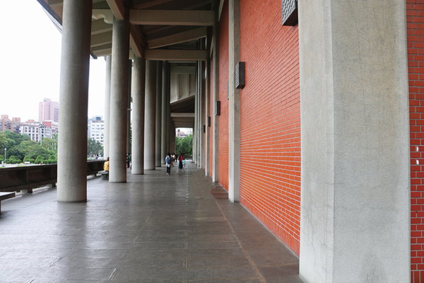 溫馨的迴廊、135度切角的關懷及清水磚外包赭紅色鋼磚.jpg