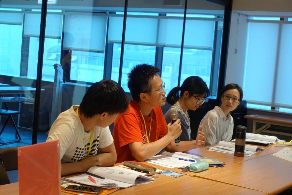 台北市社區大學民間促進會李權泰針對課程內容進行發問