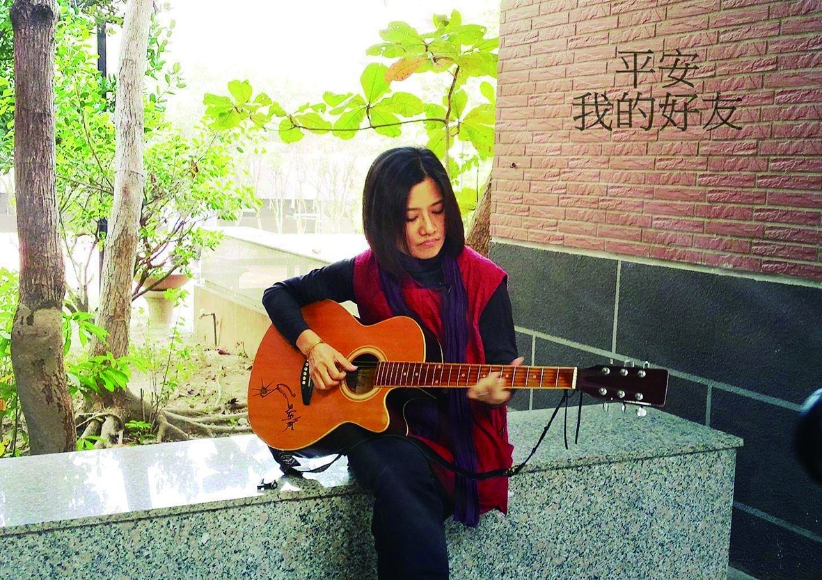 自青少年時期少妮瑤就揹起吉他，開始為教會服務。.jpg