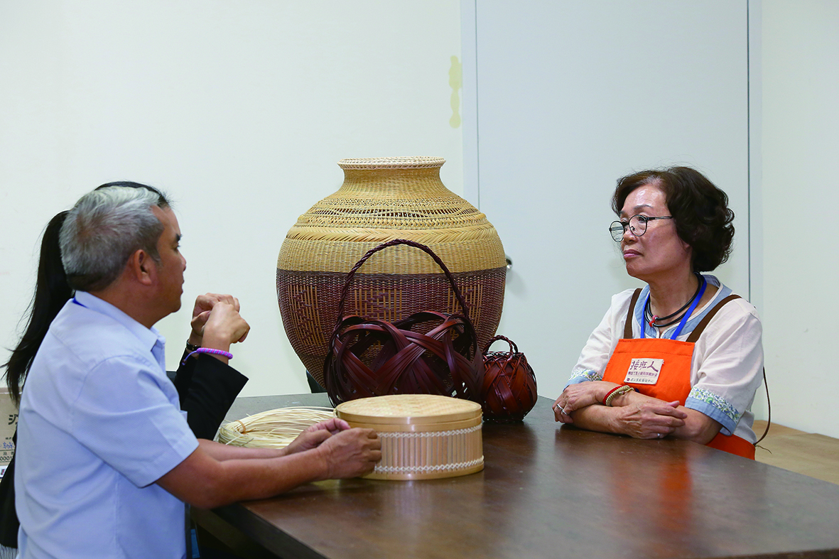 越南竹編工藝師阮文靖(左一)訪台，除了示範藤編墊盤之外，也與台灣竹編工藝接班人工藝師涂素英(右一)進行交流，.jpg