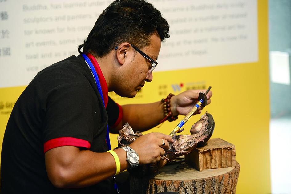 羅賓卓‧釋迦（Rabindra Shakya）是釋迦族後代，自二十餘歲起即成為技藝精湛的佛像藝術家。.jpg