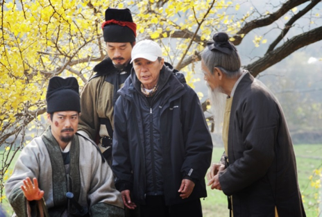 Director Hou Hsiao-hsian on location while shooting the film Assassin (Courtesy of photographer Tsai Cheng-tai/Spot Films).png